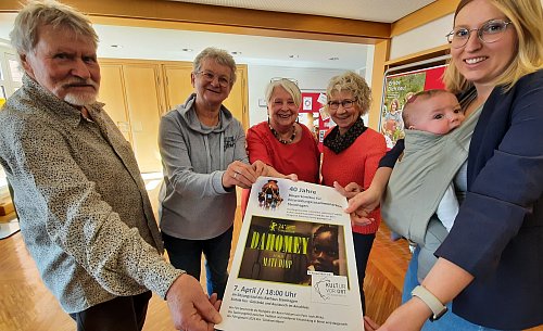 Wolfgang Groß von Kultur vor Ort (v. l.), Christel Dahlhoff-Hilbert, Heike Kunter, Angela Sarlette und Bürgermeisterin Sarah Süß werben für die Filmvorführung zum 40-jährigen Bestehen des Steinhagener Bürgerkomitees. - © Jonas Damme