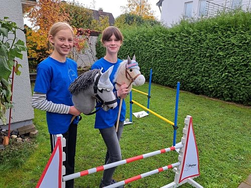 Die beiden Hobby Horsing-Reiterinnen bereiten sich mit ihren Steckenpferden, Arora und Ginger, auf die Westdeutsche Meisterschaft vor. - © Melanie Wigger