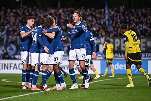 Arminias Bielefelds Christopher Lannert, Mael Corboz, Noah Sarenren Bazee freuen sich über das Tor zum 1:0 gegen Dortmund II. - © Teresa Kroeger