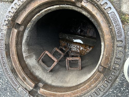 Durch diesen Schacht gelangen die Bauarbeiter an das eingedrückte Schmutzwasserrohr. - © Tobias Barrelmeyer