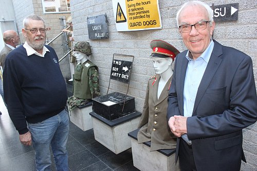 Reminiszenzen an den Kalten Krieg: Frank Förste (links) hat die Erinnerungsstücke zusammengetragen. Stadt-Archivar Dr. Rolf Westheider freut sich über die Ausstellung, die bis zum 30. November zu sehen sein wird. - © Alexander Heim