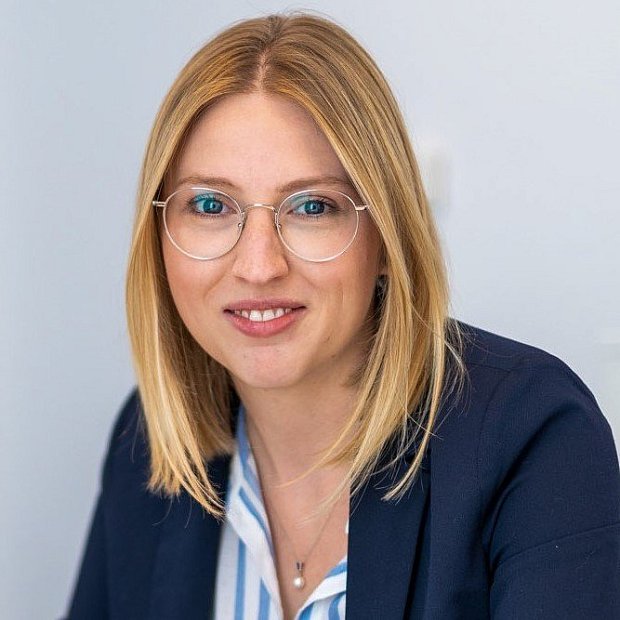 Sarah Süß, 28, wurde vom Amtsinhaber Klaus Besser fürs Bürgermeisteramt vorgeschlagen. Die Fachhochschuljuristin arbeitet am Amtsgericht Halle. Seit einigen Jahren engagiert sie sich in der Steinhagener Kommunalpolitik und arbeitet aktuell für die SPD im Sozial- sowie im Ordnungs- und Umweltausschuss mit. Als jüngste Bürgermeisterkandidatin und einzige Frau hat sie zwei Alleinstellungsmerkmale, mit denen sie auf Stimmenfang geht. Repräsentieren hat Sarah Süß als ehemalige Heidekönigin übrigens von der Pike auf gelernt.