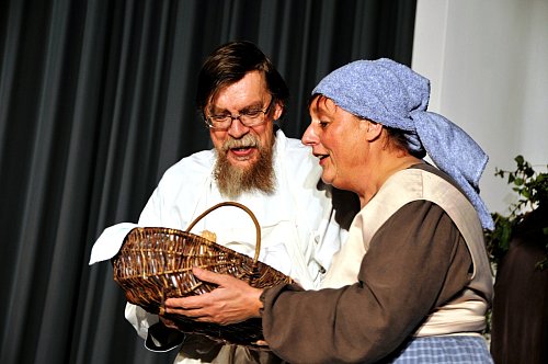 Lebensretter: Das Müllerehepaar, gespielt von Rolf Dessin und Ingrid Tesche, fischte den kleinen Jungen aus dem Fluss. - © Foto: Friederike Horstmann