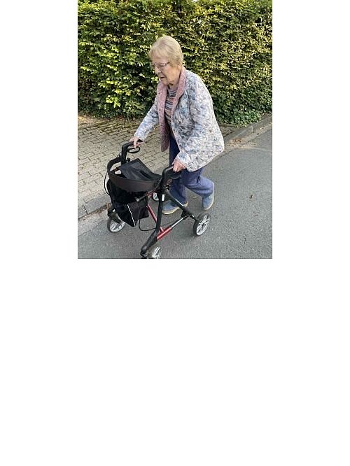 Das ist Elisabeth R. mit ihrem Rollator. Am Tag des Verschwindens trug die Frau nicht die Kleidung auf dem Foto - sondern: ein gestreiftes Oberteil, eine dünne blaue Jacke, eine blaue Weste und eine graue Hose. - © Polizei Gütersloh