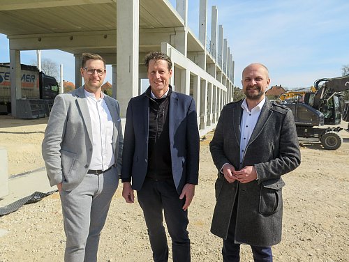 Stephan Langer, Geschäftsführer und Gesellschafter bei List Bau Bielefeld, Maik Zeranski, Mitglied der Geschäftsleitung von GARBE Industrial Real Estate, und Eugen Görlitz, Bürgermeister der Stadt Dissen. - © GARBE Industrial Real Estate GmbH