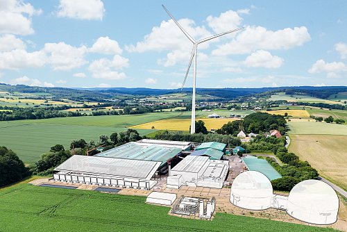 Visualisierung: Die Erweiterungen am Kompostwerk in Nieheim umfassen eine Logistikhalle, ein Gebäude für die zwei Fermenter, zwei Flüssiggärrestelager mit Gasspeicher, ein Kompostlager mit Photovoltaikanlage und eine Windkraftanlage. - © Eggersmann