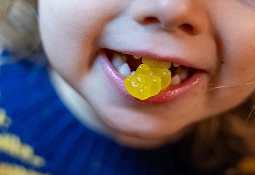 Freuen dürfen sich Liebhaber von Gummibärchen: Hier sank der Preis um 2,8 Prozent. - © dpa