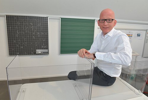 Auf Wunsch der Firmenkunden aus dem Schulbereich hat Frederik Flötotto (43) transparente Trennwänden für Klassenzimmer entwickelt. - © Jens Dünhölter