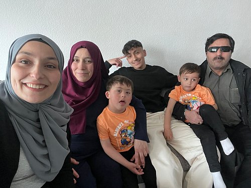 Musa Aydin (Mitte) auf einem Bild aus glücklichen Tagen. Es zeigt – von links – seine Schwester Beyza Aydin, die Mutter Rukiye Aydin mit seinem kleinen Bruder Davut Kerim auf dem Schoß sowie den Vater, der sein Enkelkind hält. - © Familie Aydin