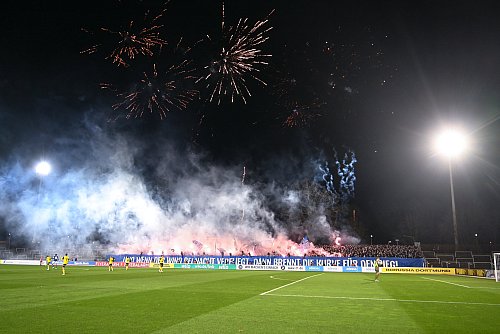 Das könnte teuer werden: Arminia Fans zündeten Feuerwerk in Dortmund. - © Teresa Kroeger