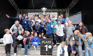 Arminia Bielefelds Traditionsmannschaft feierte am vergangenen Wochenende den Sieg beim Klosterpforten-Cup in Marienfeld. - Wolfgang Rudolf