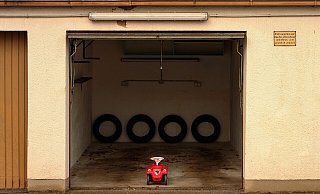 Der Drogensüchtige brach in drei Garagen (Symbolbild) ein. - Pixabay