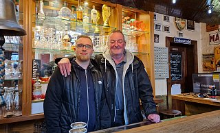 Elias Michael Otto (l.) aus Dissen ist der neue Pächter der Kneipe Haller Altstadt. Dirk Jasper, der schon viele Jahre mit Gerrit Ellguth zusammengearbeitet hat, wird ihn unterstützen. - Uwe Pollmeier