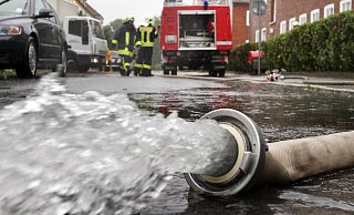 Starkregen wird auch in Halle immer mehr zum Problem. So schlimm wie im vergangenen Winter ist die Lage aber nicht. Dennoch ist die Feuerwehr gewappnet. - picture alliance / dpa-tmn