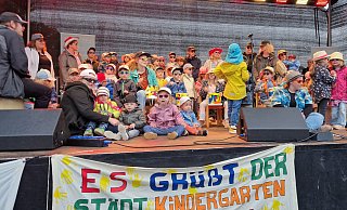 Die Kinder der Kita Künsebeck wollten auf der Haller-Willem-Bühne mit ihrem Song die Sonne hervorlocken.Es klappte tatsächlich, denn nach dem regnerischen Start wurde das Wetter immer besser. - Uwe Pollmeier