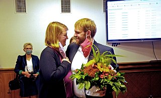 Das Ergebnis steht fest. Wiebke Esdar gratuliert ihrem Ehemann Veith Lemmen zur erfolgreichen Bürgermeisterwahl. Im Hintergrund links Amtsinhaberin Marion Weike. - Claus Meyer