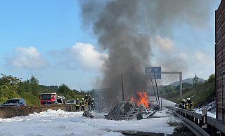 Auf der Autobahn 33 bei Bielefeld löscht die Feuerwehr einen brennenden Lastwagen. Nach Stunden ist jetzt eine Fahrspur für den Verkehr nach Aufräumarbeiten wieder freigegeben worden. - Christian Müller/dpa