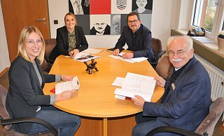 Die neue Bürgermeisterin Sarah Süß bespricht mit ihrem Amtsvorgänger Klaus Besser (beide vorne) sowie Bauamtsleiter Stephan Walter und Buchhalterin Sylvia Brockmann (hinten) einen Wirtschaftsplan. - Frank Jasper