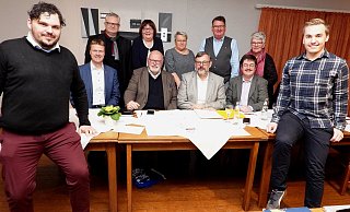 André Gomez, Dirk Speckmann, Torsten Indiesteln, Anna Tubbesing, Rolf Syassen, Martina Frehsmann-Pryce, Georg Fortmeier, Friedhelm Piel, Anrdt Keitel, Angela Tubbesing und Dominik Kinner (von links) wollen die Borgholzhausener SPD voranbringen. - Anke Schneider
