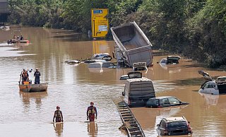 Was Starkregen bewirken kann, zeigt diese Aufnahme aus Erftstadt. Auch in Steinhagen standen schon mehrfach die Straßen unter Wasser. - epd