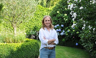 Petra Bach in ihrem Garten-Paradies. Geschwungene Linien und Farbakzente in Weiß und Blau kennzeichnen die grüne Oase mitten in Steinhagen. - Frank Jasper