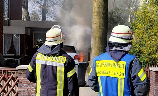 Feuerwehrkräfte im Einsatz: Ein brennendes Auto in Versmold wird gelöscht. - Andre Schneider