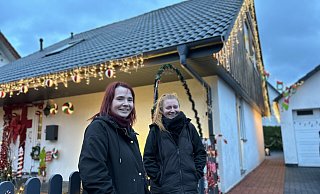 Marie (l.) und Vanessa Kahmann macht es viel Spaß, ihr Haus zu schmücken. - Tobias Barrelmeyer