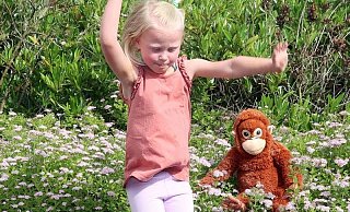 Die hüpfende Feelia Summer Blume präsentiert sich fit fürs Finale. Immer mit dabei: Affi - Edwin Rekate