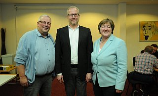 Der CDU Stadtverbandsvorsitzende Alexander Fillers (links) und die Fraktionsvorsitzende Birgit Ernst präsentieren den Bürgermeisterkandidaten Ralf Eckelmann. - Heiko Kaiser