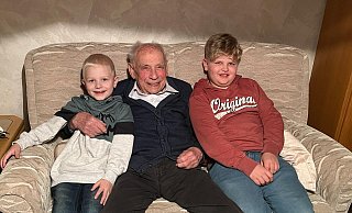 Martin Ellerbeck wird heute 100 Jahre alt. Sein ganzer Stolz sind seine Urenkel Anton (l.) und Emil. - privat