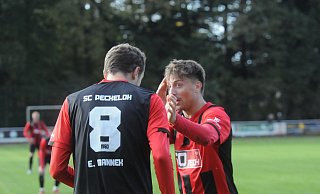Mick Schüttpelz (r.) kann es nicht fassen: Erik Mannek hat gerade die Topchance auf das Siegtor vergeben. - Dennis Bleck
