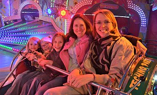 Karla (v.l., 5), Mia (7), Marlene (8), sowie Maria Ermshaus und Jana Krolo fahren im Musikexpress. - Ekkehard Hufendiek