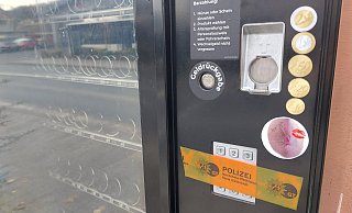 Der Snackautomat an der Bielefelder Straße wurde Ziel von Automatenknackern. - Claus Meyer