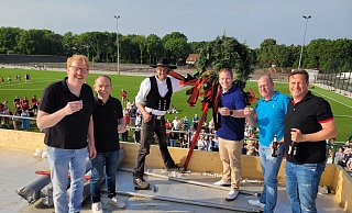 Marius Flottmann (v.l.), Torsten Gronau (beide SCP-Vorstand), Dachdecker Marc Dübber, Bürgermeister Michael Meyer-Hermann, der städtische Architekt Louis Zwaan und SCP-Vorsitzender Jan Fahrenwald stoßen an der Richtkrone an. - Marc Uthmann