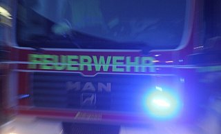 Die Feuerwehr hat sich auf der Autobahn um einen riesigen Ölfleck gekümmert. - Jan Henning Rogge