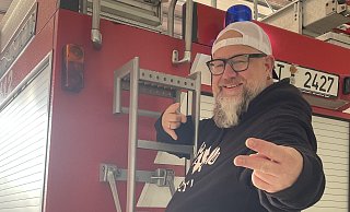 Krawallo-Chef Sebastian Dold hängt förmlich am Einsatzfahrzeug. - Thomas Dickenbrok
