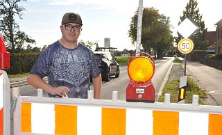 Anwohner Felix Köhler beobachtet im Minutentakt Autos, die die Straßensperrung ignorieren. - Frank Jasper