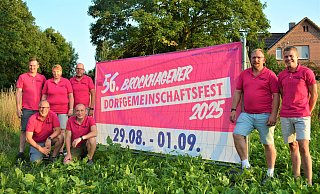 Christoph Elbracht (v.l.), Ralph Schmidt, Monika Tuxhorn, Stephan Kaiser, Kevin Ruhnau, Alexander Reisener und Dominik Wienke haben das 56. Dorfgemeinschaftsfest in Brockhagen organisiert. - Ekkehard Hufendiek