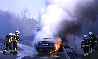 Der Wagen geriet in Brand, die drei Insassen konnten das Fahrzeug unverletzt verlassen. - Patrick Menzel