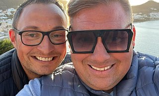 Sebi und Sven Florijan sind nach Mallorca ausgewandert und betreiben dort seit 2022 das Restaurant "Bon Sol". In der Winterpause haben sie jetzt in Deutschland offiziell die Ehe geschlossen. - Copyright Sven Florijan