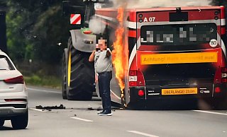 Die Feuerwehr löscht den brennenden Traktor-Anhänger an der Kreuzung Sandforther Straße/Kampstraße. Es wurde niemand verletzt. - Christian Helmig