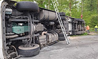 Nahe der A33 ist am Freitagmorgen, 25. April, ein Lkw umgestürzt. Die B476 zwischen Versmold und Borgholzhausen musste anschließend mehrere Stunden gesperrt werden. - Andre Schneider