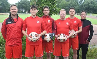 Steinhagens Co-Tobias Kreutzer (l.) und Chefcoach Andreas Brandwein (r.) begrüßen die Neuzugänge Noah Engelmann (v. l.), Tobias Winter, Michael Zech und Mattis Brüntrup. - Christian Helmig