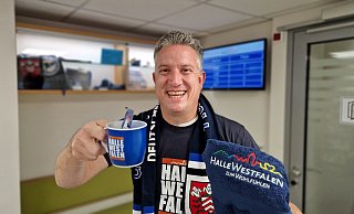 Timo Klack, Teamleiter Stadtmarketing, Kultur & Tourismus, präsentiert die rund 15 Fanshop-Artikel der Stadt Halle. - Uwe Pollmeier