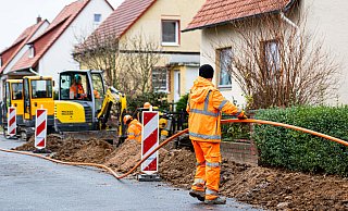Bürgersteige werden aufgerissen, Straßen halbseitig gesperrt: Die Auswirkungen durch den Glasfaserausbau in der Innenstadt werden erheblich sein. - dpa