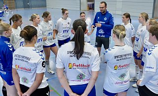 Der neue Trainer des Jöllenbecker Drittliga-Teams heißt Dustin Lohde und ist bei seiner Begrüßung unschwer als Mittelpunkt zu erkennen. - Peter Unger