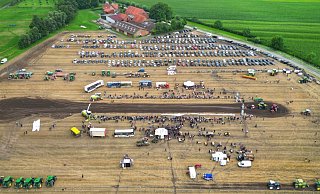 Aus der Luft bot der Trecker Treck in Hörste einen beeindruckenden Anblick. 2.000 Besucher waren gekommen, um das Event zu bestaunen. - Lewin Warnke