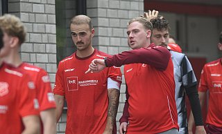 Seit drei Wochen ist Marvin Heinsch (r.) Mitglied des Steinhagener Trainerteams. - Christian Helmig