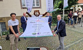 Fahnenhissen mit dem früheren Weltklassespieler Younes El Aynaoui (von links), Bürgermeister Thomas Tappe, Turnierdirektor Ralf Weber und Arminia-Präsident Rainer Schütte. - Uwe Pollmeier