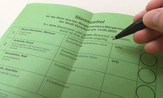 Grün ist die Stimmzettel-Farbe für die Bürgermeisterwahl. Vier Kandidaten stehen hier zur Wahl. - Tasja Klusmeyer